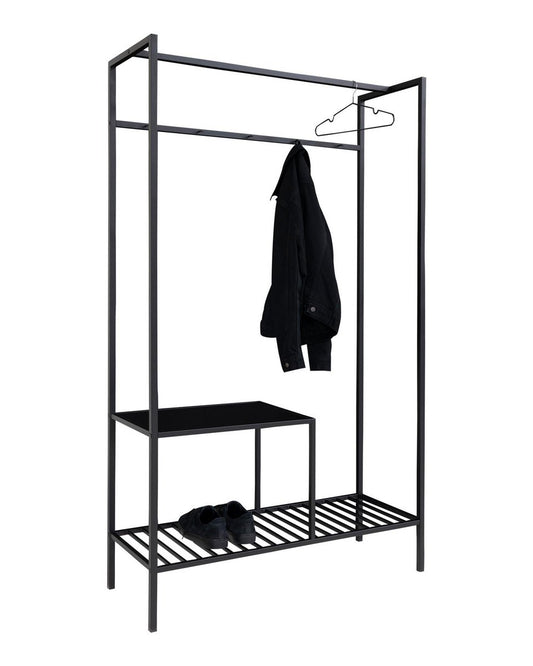 Zwarte metalen garderobe Vita met kledingrail en planken op witte achtergrond