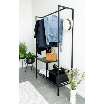Zwarte metalen garderobe Vita met kledingrail en planken op witte achtergrond