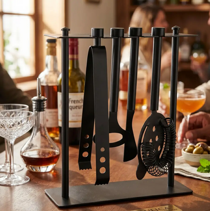 Zwarte keukengerei houder met kookgerei op een gezellige eettafel met drankjes en hapjes