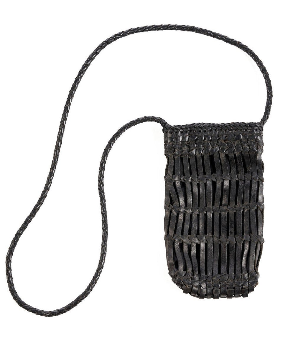 Zwarte gevlochten leren telefoontas met schouderriem op witte achtergrond