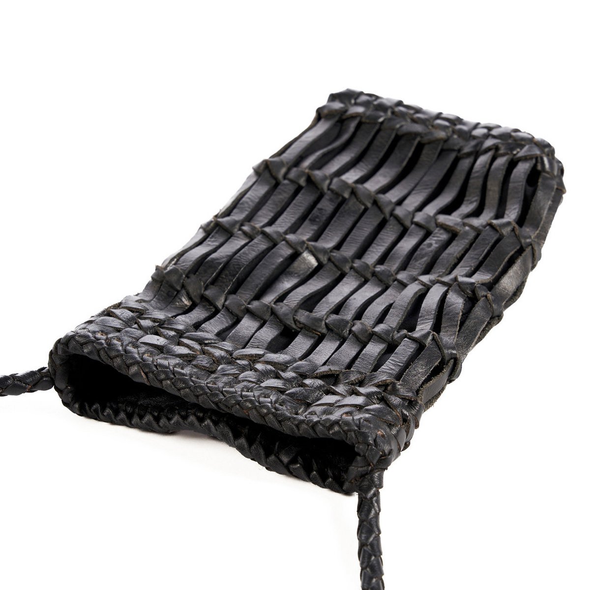 Detailfoto van de gevlochten structuur van de zwarte leren telefoontas
