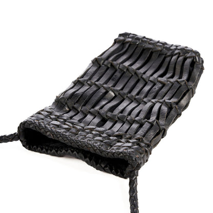 Detailfoto van de gevlochten structuur van de zwarte leren telefoontas