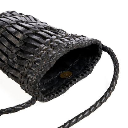 Binnenkant van de zwarte leren telefoontas met zicht op de opening