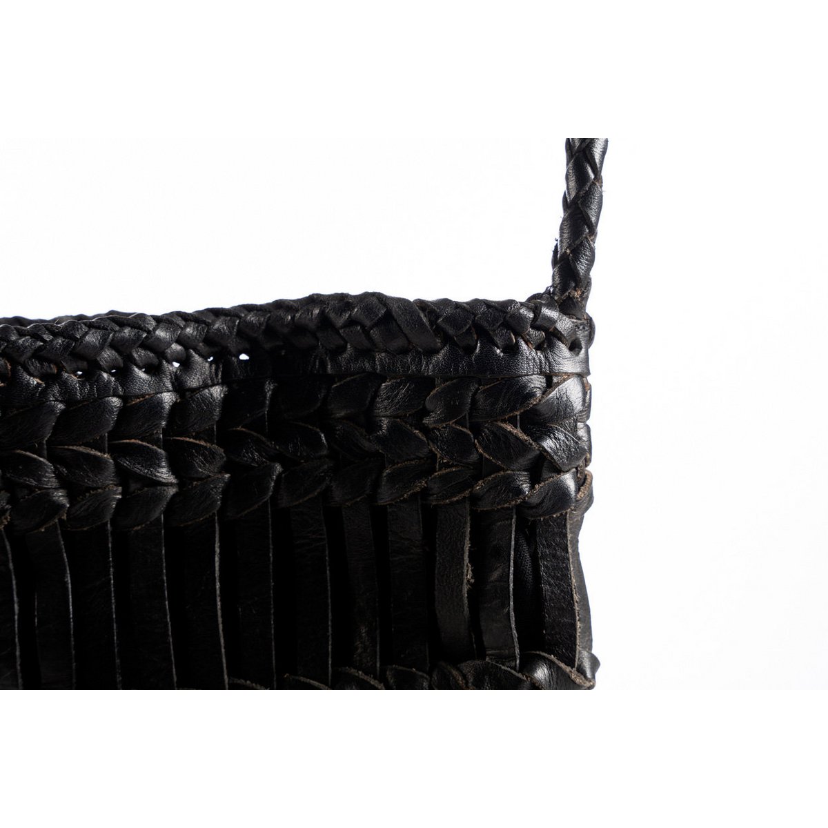 Close-up van de bovenrand van de gevlochten leren telefoontas