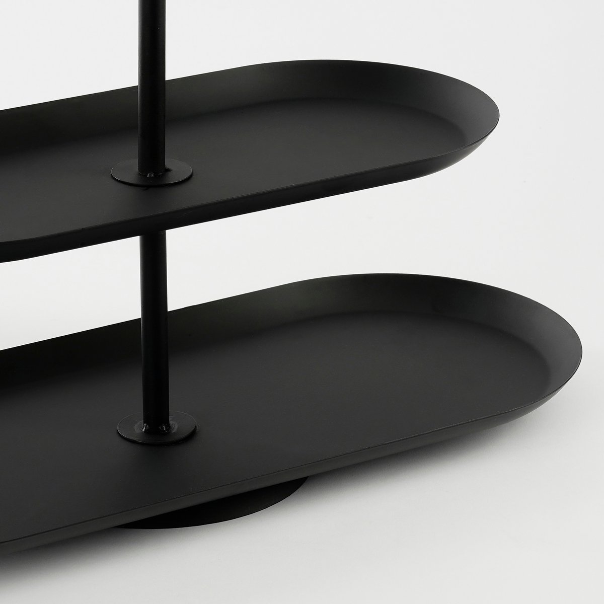 Closeup van de zwarte metalen 3-laagse etagère Rama, perfect voor hapjes, koekjes, cake en andere lekkernijen en snacks.