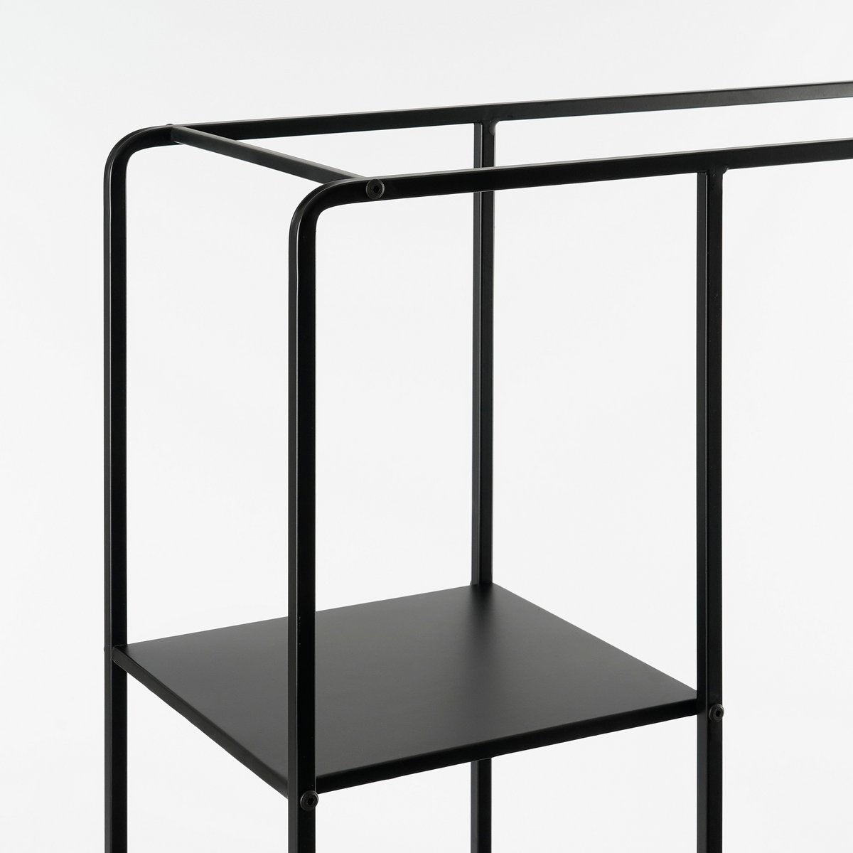 Closeup detail van Zwarte metalen kast Jules met open vakken op wit achtergrond