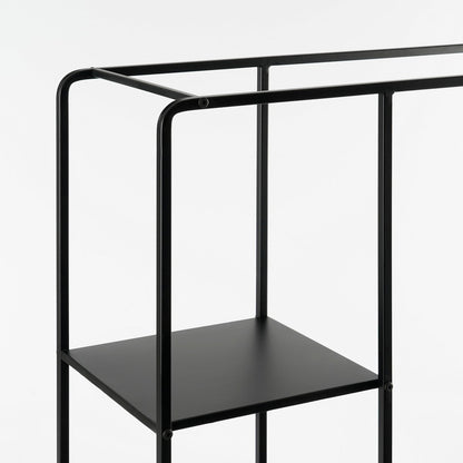Closeup detail van Zwarte metalen kast Jules met open vakken op wit achtergrond