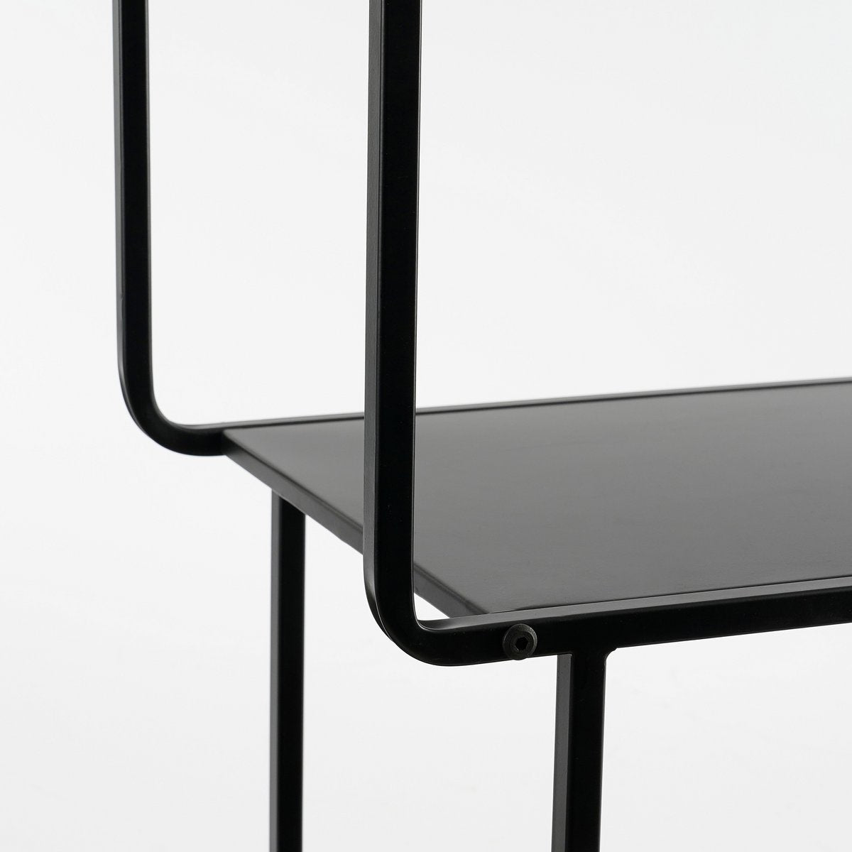 Closeup detail van Zwarte metalen kast Jules met open vakken op wit achtergrond