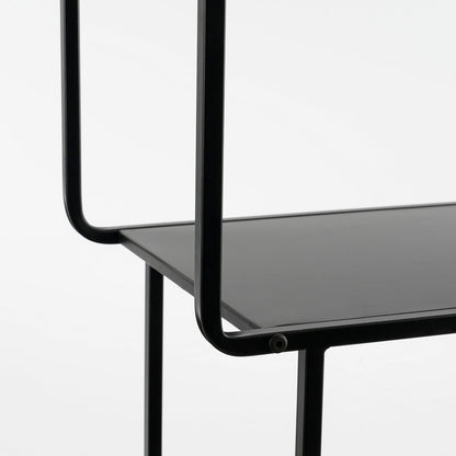 Closeup detail van Zwarte metalen kast Jules met open vakken op wit achtergrond