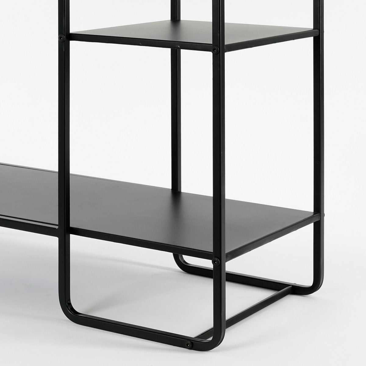 Closeup detail van Zwarte metalen kast Jules met open vakken op wit achtergrond