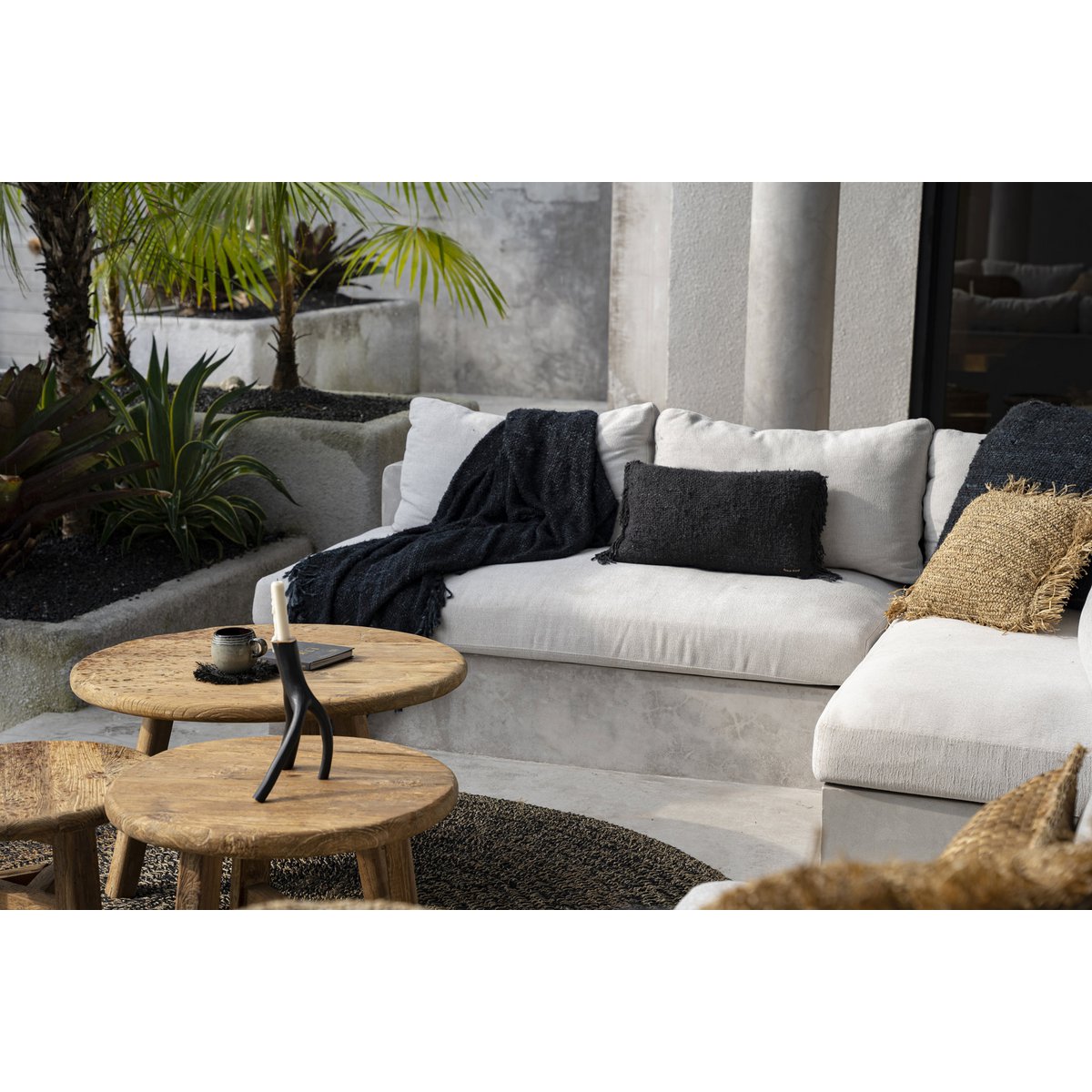 Stylingvoorbeeld zwarte kussenhoes op een licht interieur