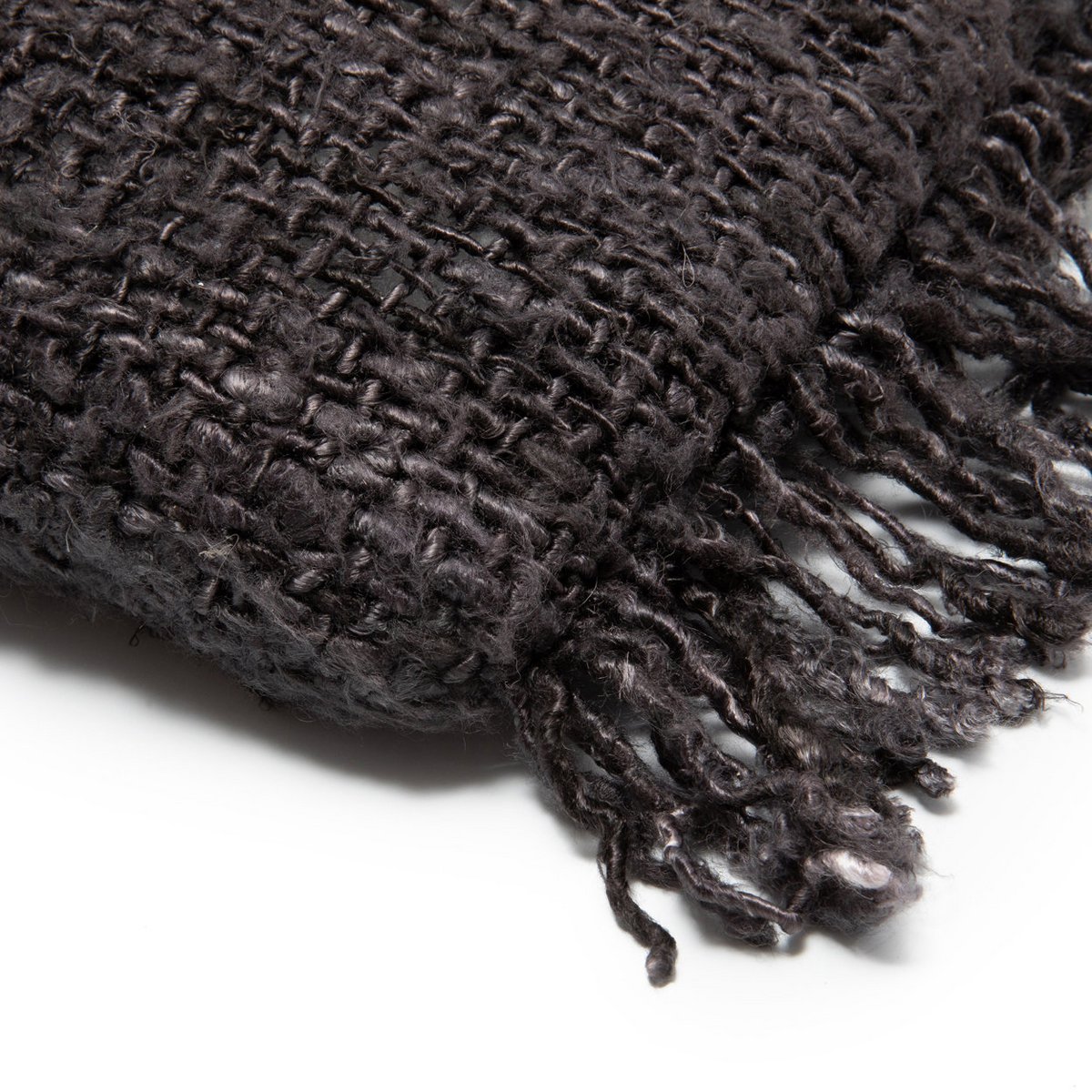 Close-up van de franjerand van het zwarte kussen