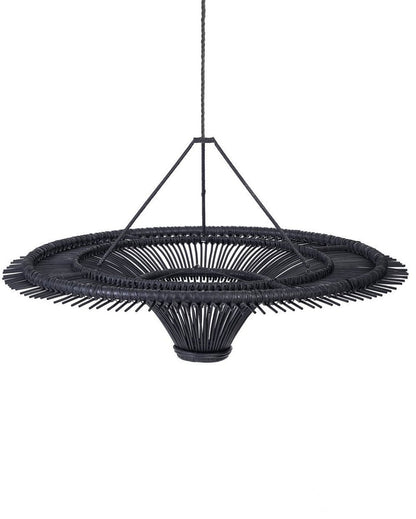 Deze zwarte rotan hanglamp is een echte eyecatcher. Het open, ronde ontwerp zorgt voor een prachtig lichteffect en voegt direct een stijlvol en speels accent toe aan je interieur.
