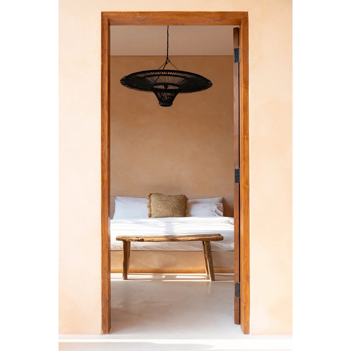 Laat de natuurlijke elegantie van deze lamp tot leven komen in een warme, rustgevende setting. De combinatie van het luchtige ontwerp en de zwarte kleur creëert een luxe boho-look.
