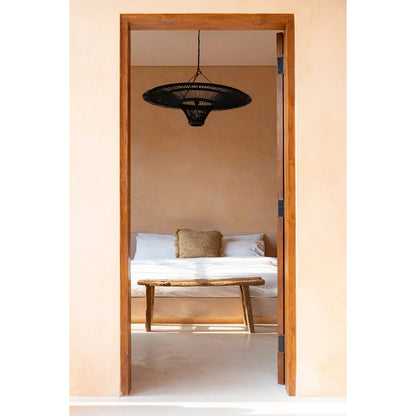 Laat de natuurlijke elegantie van deze lamp tot leven komen in een warme, rustgevende setting. De combinatie van het luchtige ontwerp en de zwarte kleur creëert een luxe boho-look.
