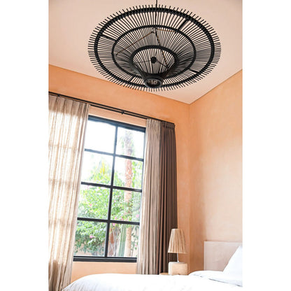 De hanglamp verspreidt een sfeervol licht en vormt het perfecte middelpunt van de ruimte. Ideaal voor boven het bed of als statement piece in de woonkamer.
