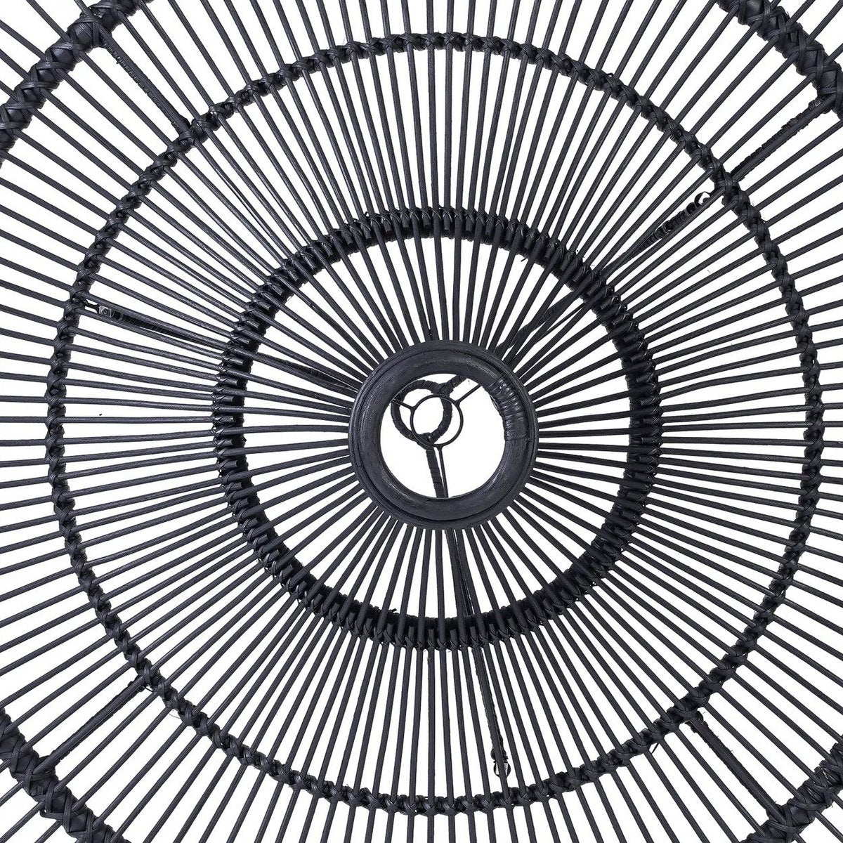 Het ambachtelijke vlechtwerk toont de verfijnde afwerking van de lamp. Elk exemplaar is met de hand gemaakt, waardoor kleine variaties bijdragen aan de charme en authenticiteit.
