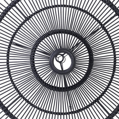 Het ambachtelijke vlechtwerk toont de verfijnde afwerking van de lamp. Elk exemplaar is met de hand gemaakt, waardoor kleine variaties bijdragen aan de charme en authenticiteit.
