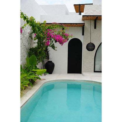 Creëer een zomerse, mediterrane sfeer in je tuin of overkapping met deze stijlvolle rotan hanglamp. Het contrast tussen het zwarte rotan en de lichte omgeving geeft een moderne en luxe uitstraling.
