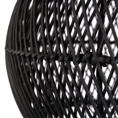 De fijne, gevlochten details van het rotan zorgen voor een ambachtelijke look. Door de open structuur schijnt het licht subtiel door de lamp heen – warm, sfeervol en karaktervol.