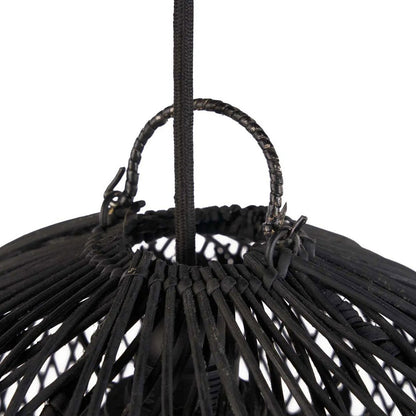 De fijne, gevlochten details van het rotan zorgen voor een ambachtelijke look. Door de open structuur schijnt het licht subtiel door de lamp heen – warm, sfeervol en karaktervol.
