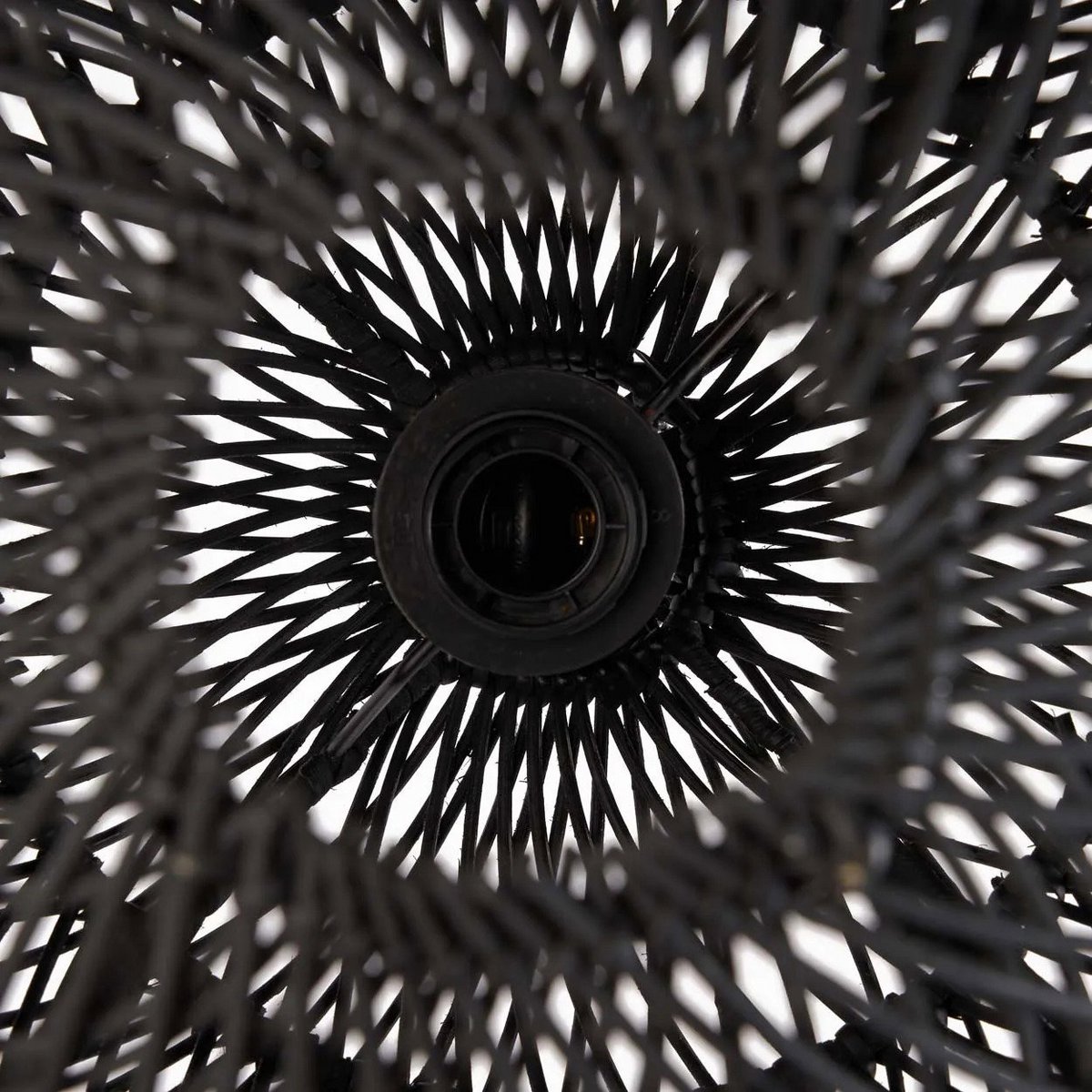 De fijne, gevlochten details van het rotan zorgen voor een ambachtelijke look. Door de open structuur schijnt het licht subtiel door de lamp heen – warm, sfeervol en karaktervol.
