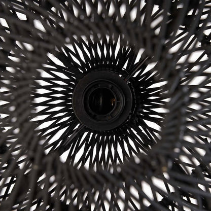 De fijne, gevlochten details van het rotan zorgen voor een ambachtelijke look. Door de open structuur schijnt het licht subtiel door de lamp heen – warm, sfeervol en karaktervol.
