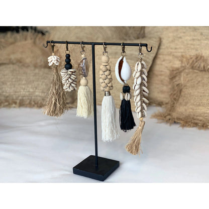 Kubu sleutelhangers gepresenteerd op standaard