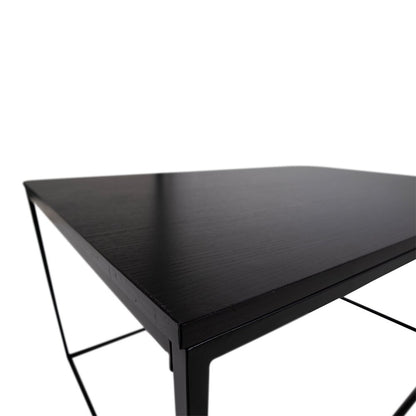 Detailfoto hoek van zwarte moderne salontafel