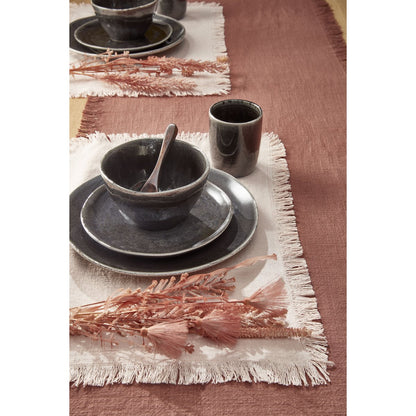 Keramieken serviesset zwart 16-delig voor 4 personen Tabo op een houten tafel op linnen placemat