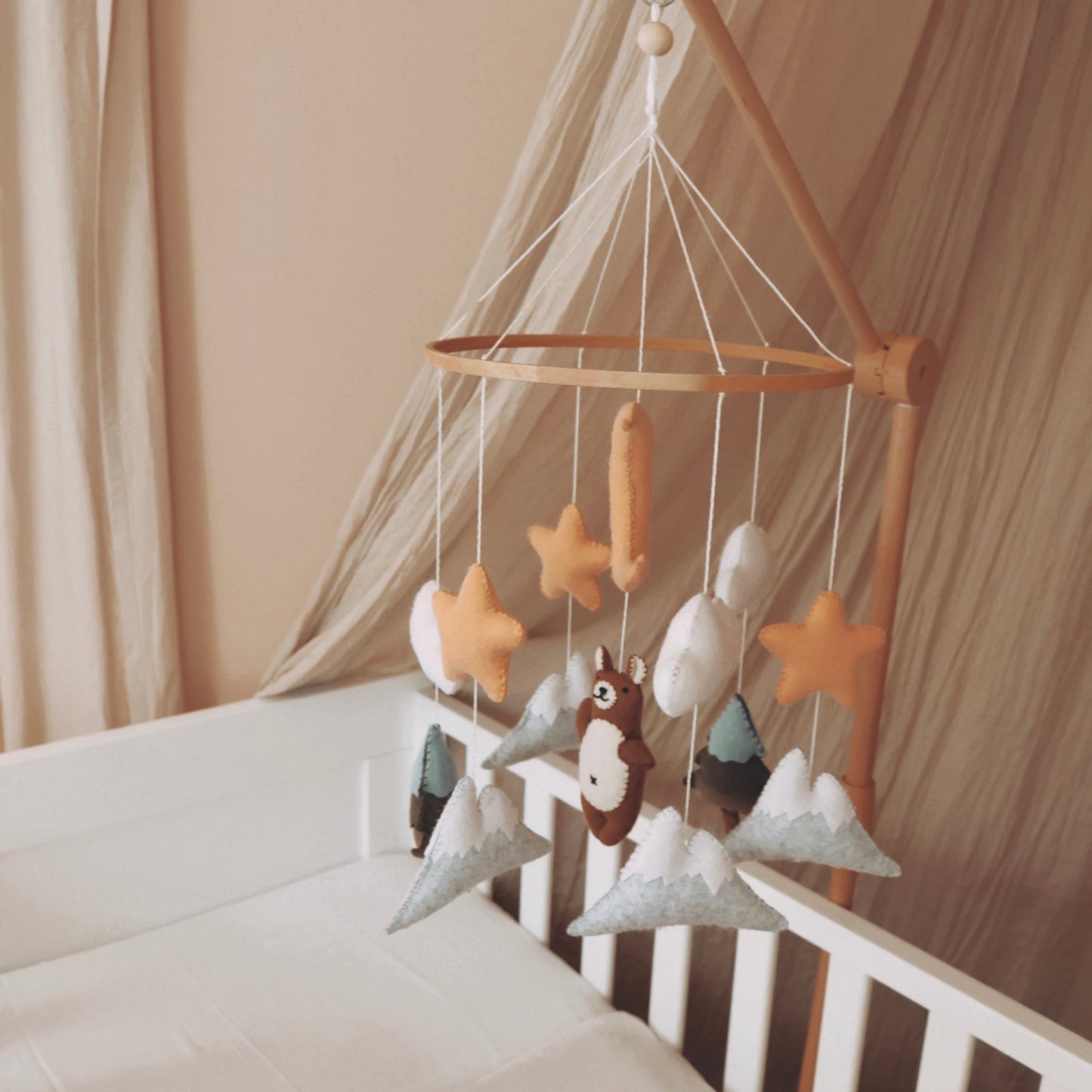 Bruine Beer Muziekmobiel