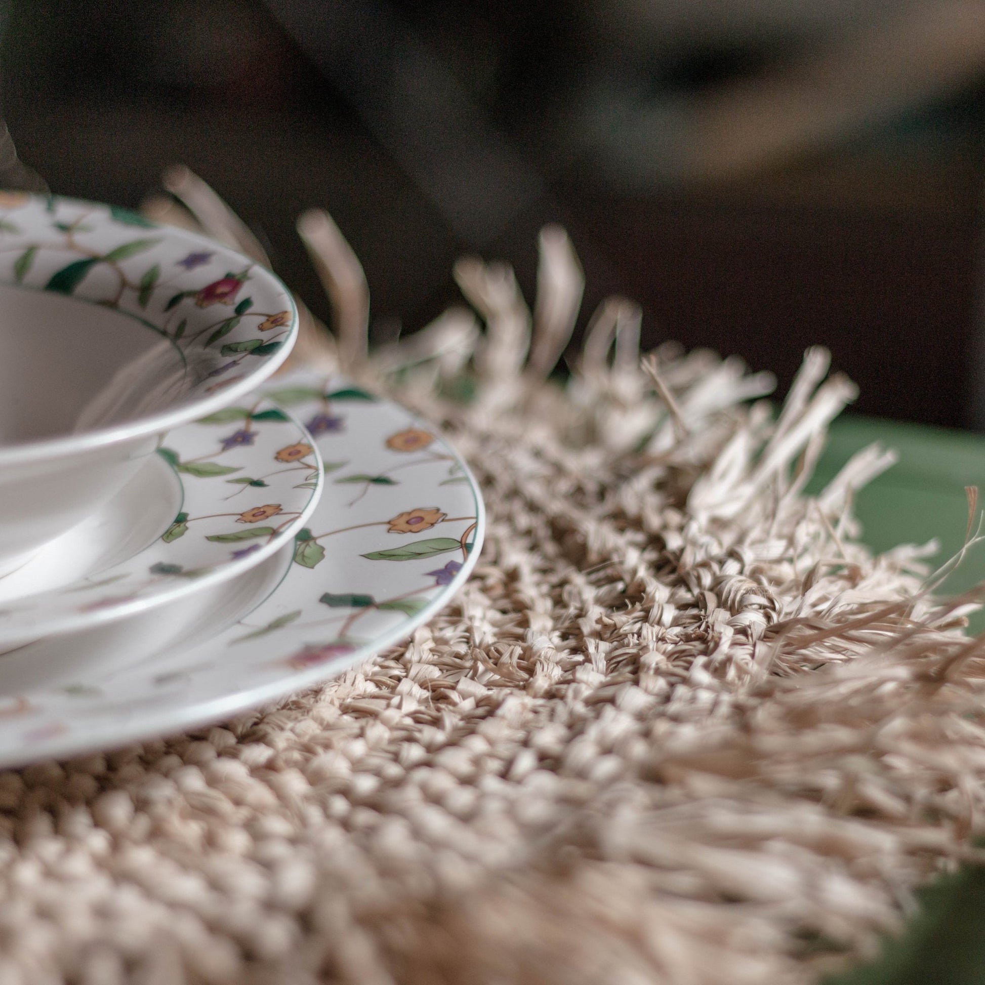 Closeup Beige Raffia Placemat Ambon aangekleed met servies