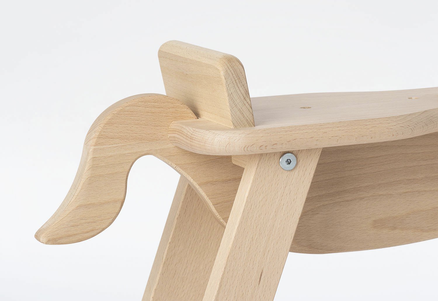 Beige houten hobbelpaard met veiligheidsbeugel, een klassiek en tijdloos speelgoedstuk dat zorgt voor uren speelplezier. Perfect als decoratief accent in de kinderkamer of als duurzaam cadeau voor jonge kinderen.