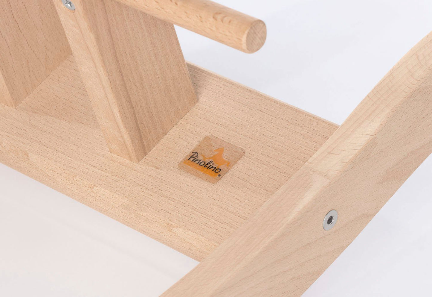 Beige houten hobbelpaard met veiligheidsbeugel, een klassiek en tijdloos speelgoedstuk dat zorgt voor uren speelplezier. Perfect als decoratief accent in de kinderkamer of als duurzaam cadeau voor jonge kinderen.