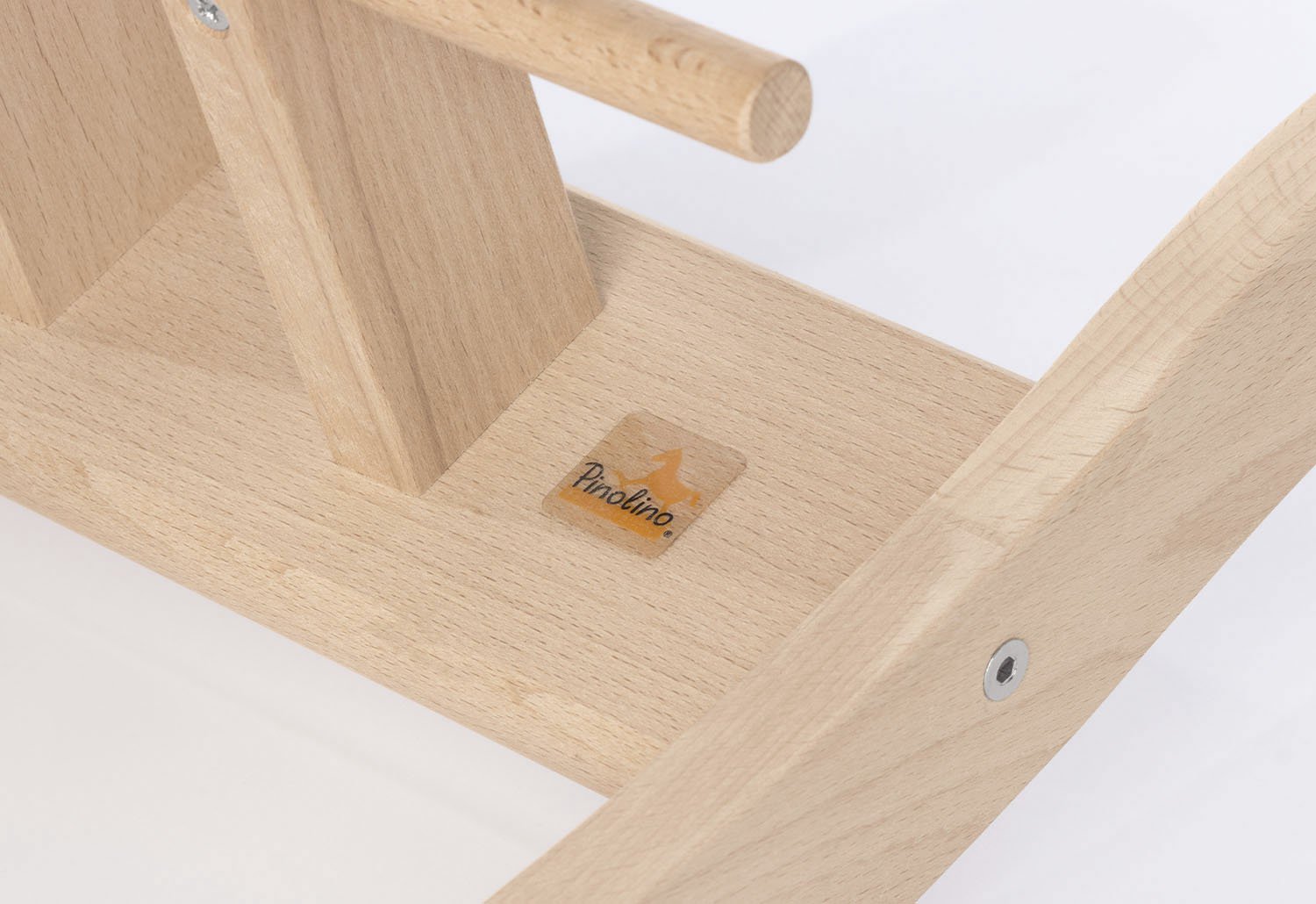 Beige houten hobbelpaard met veiligheidsbeugel, een klassiek en tijdloos speelgoedstuk dat zorgt voor uren speelplezier. Perfect als decoratief accent in de kinderkamer of als duurzaam cadeau voor jonge kinderen.