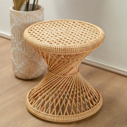 Bijzettafel Luhu naast een langwerpige beige vaas