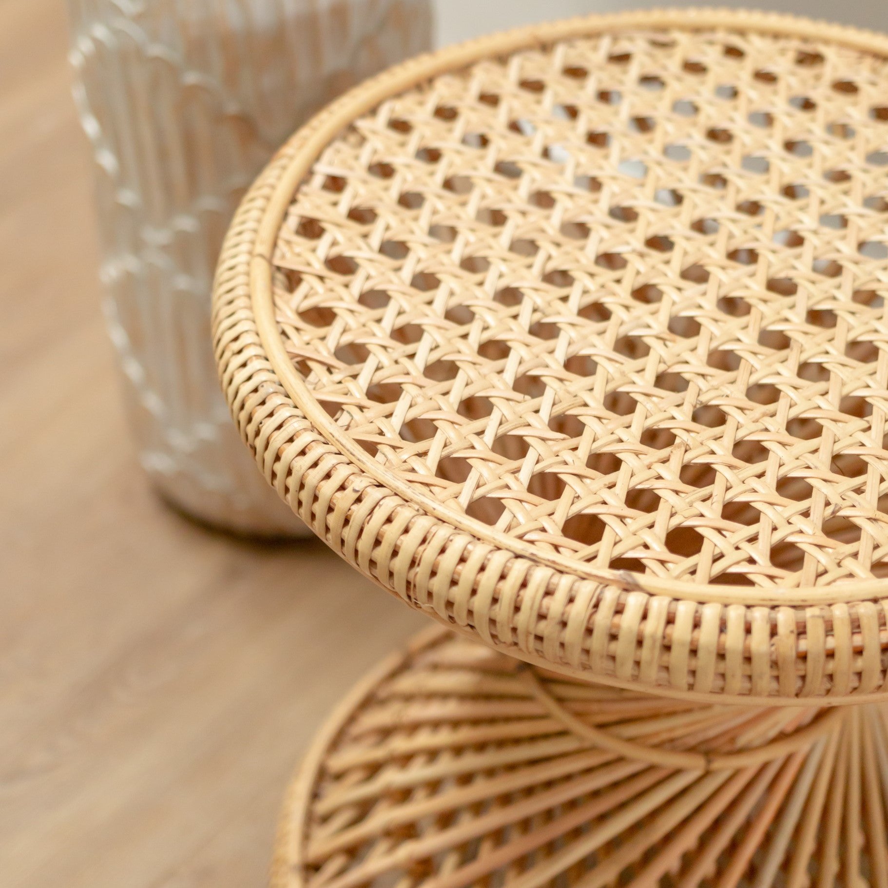 Closeup detail van de rotan Bijzettafel Luhu 