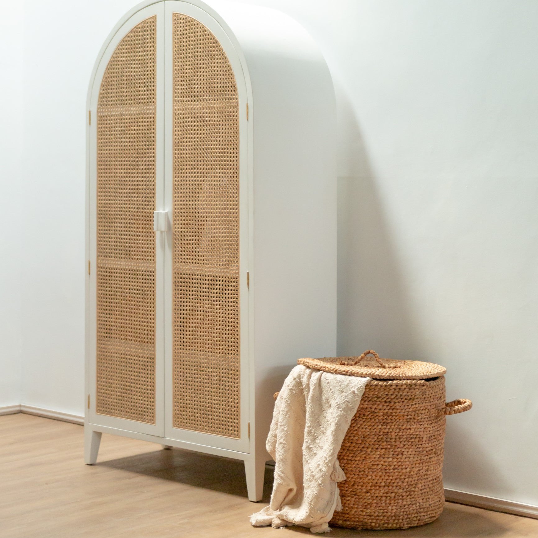 Boho waterhyacint wasmand Aman gestyled met een boho plaid en kast
