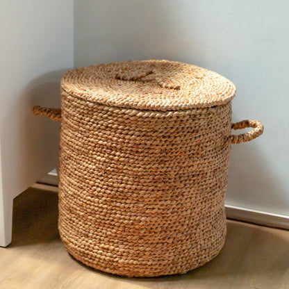 Boho waterhyacint wasmand Aman closeup in een woonkamer