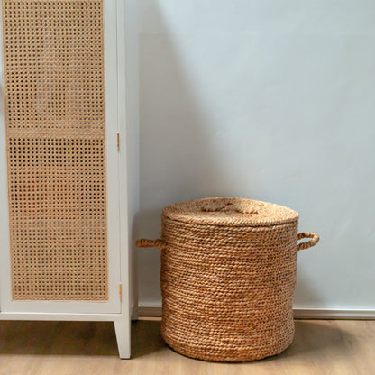Boho waterhyacint wasmand Aman naast een Ibiza-stijl kast