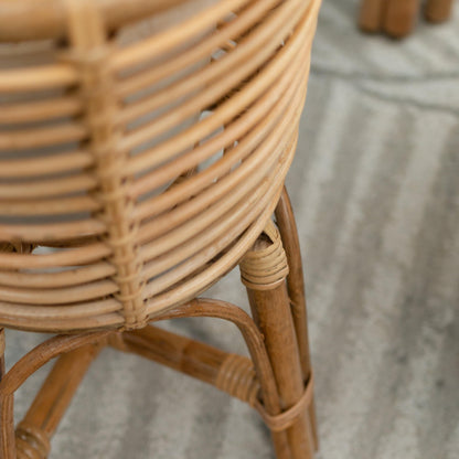 Detail van de poten van de rotan bloempot bruin Akara