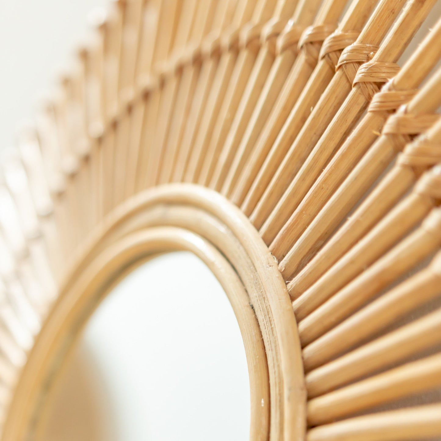 Detail van de rotan spiegel rond naturel 58 cm Bumi Boho