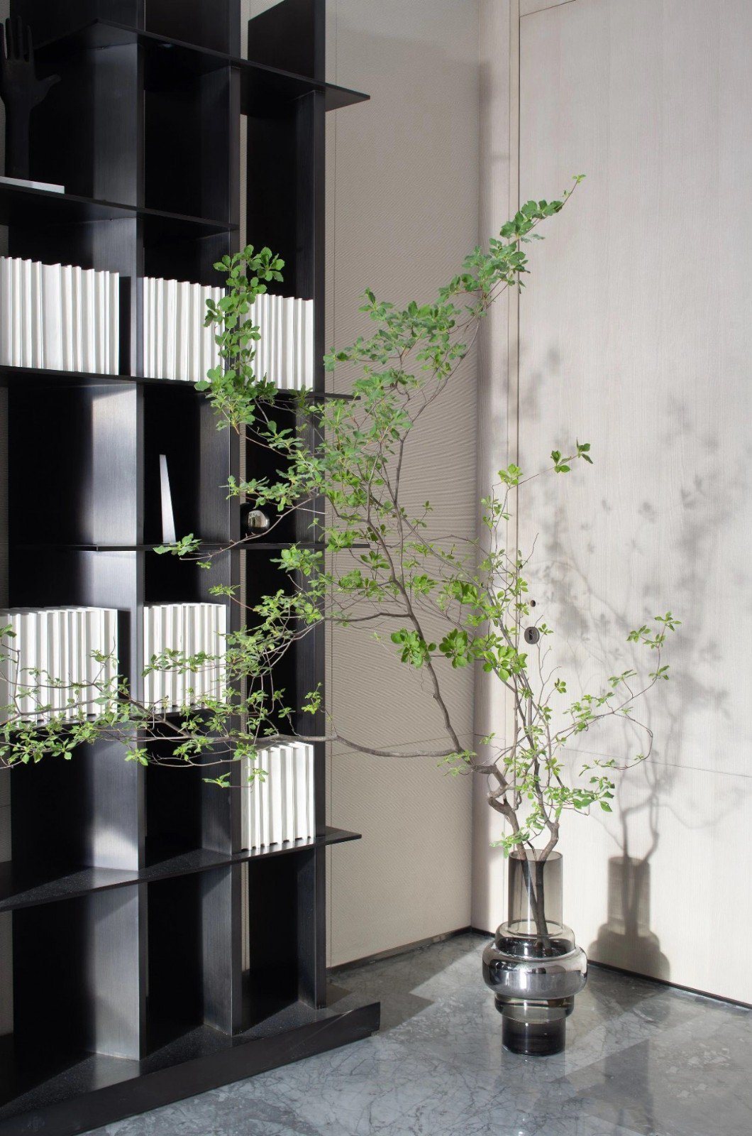 Geometrische zwarte vaas met bloemen