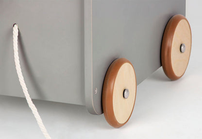 Close-up van houten wielen met rubberen rand van speelgoedkist – duurzaam ontwerp voor veilig gebruik.