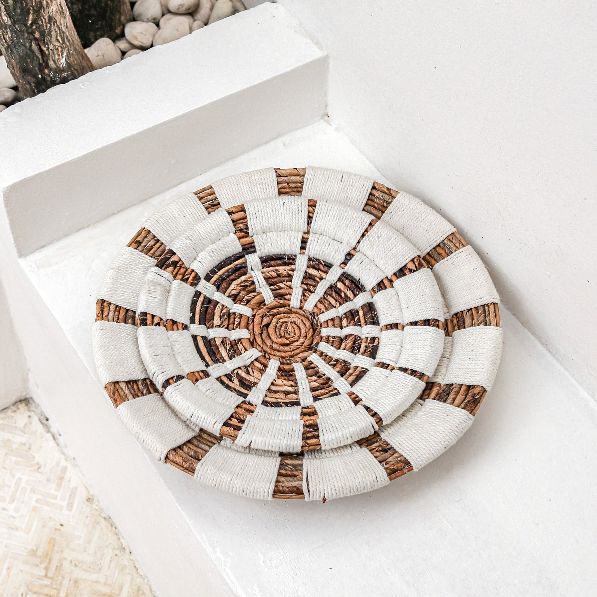 Boho muurdecoratie gestyled op een witte bank
