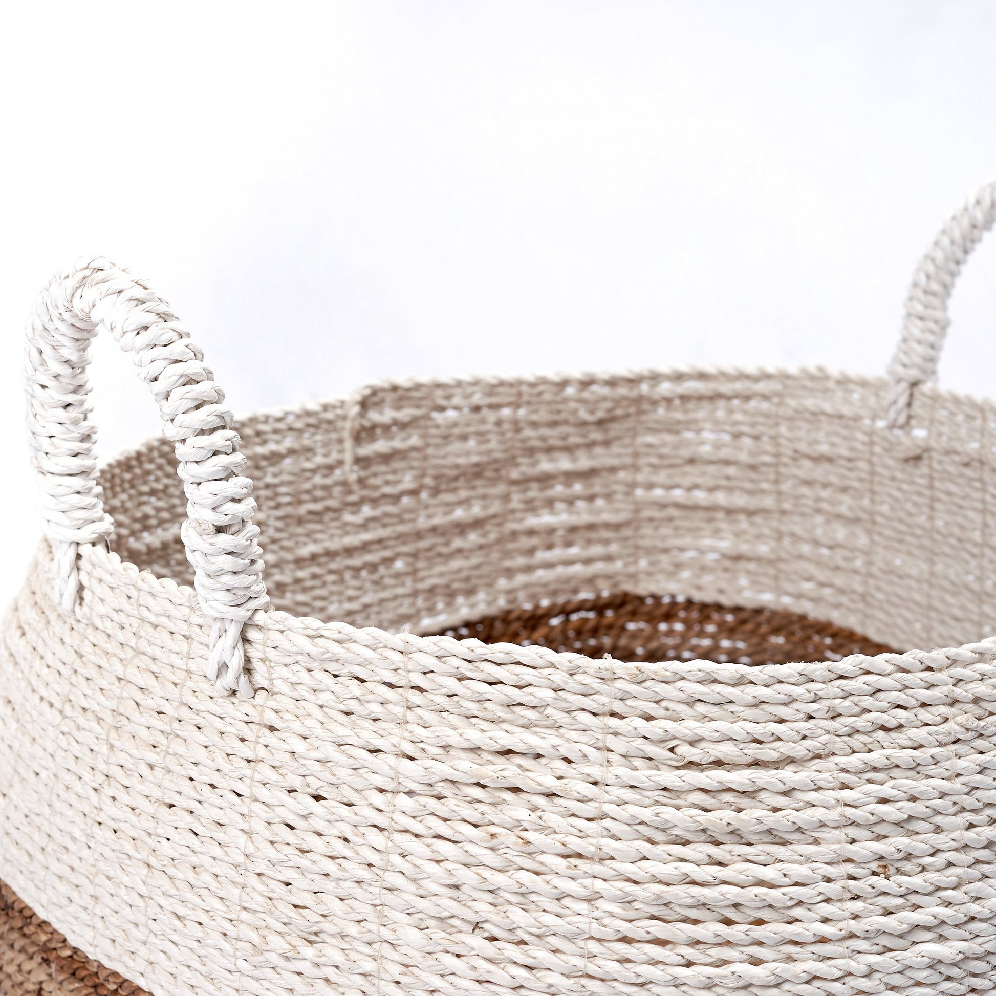 Closeup detail van onze witte mand met naturel Majalengka