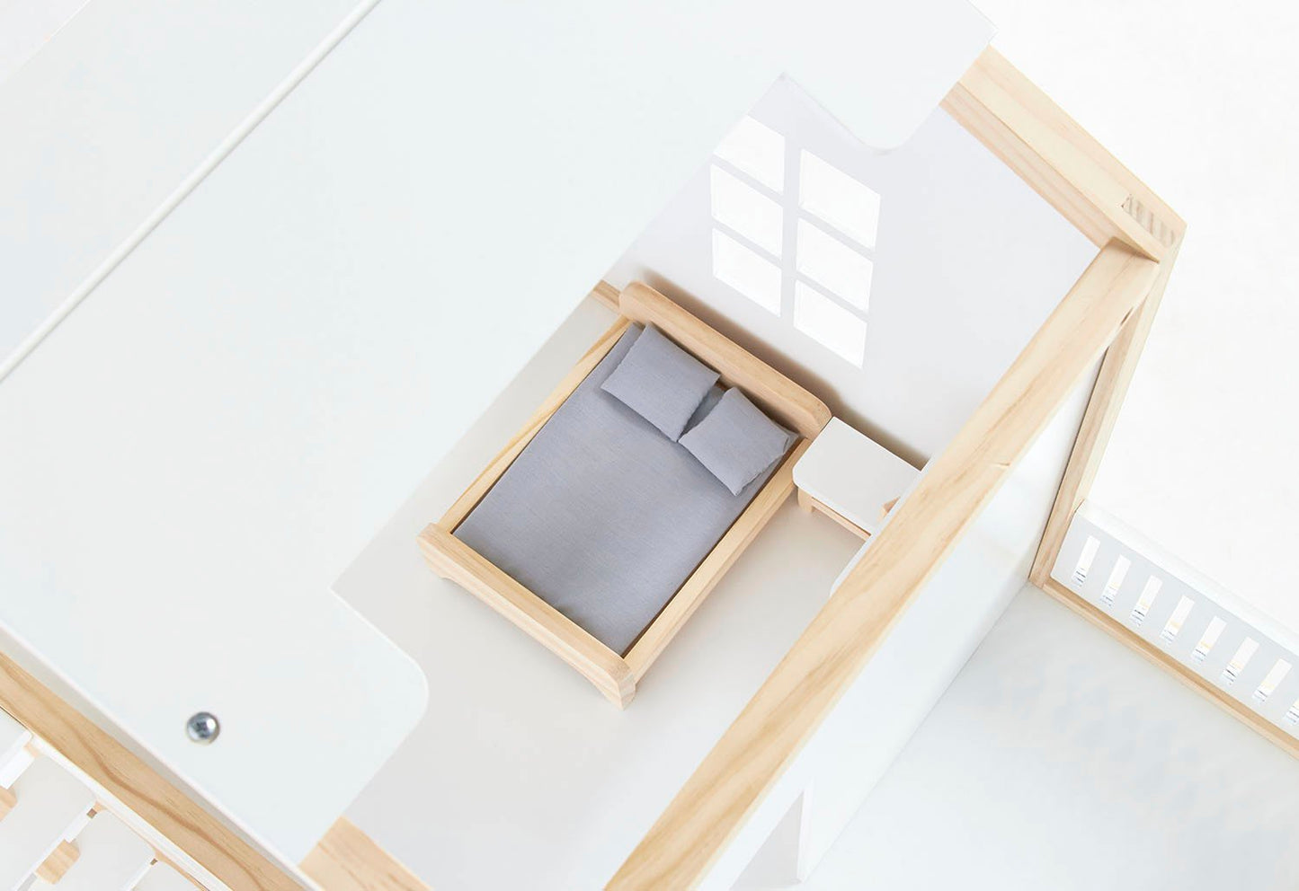 Productfoto witte en beige houten poppenhuis Ida closeup slaapkamer