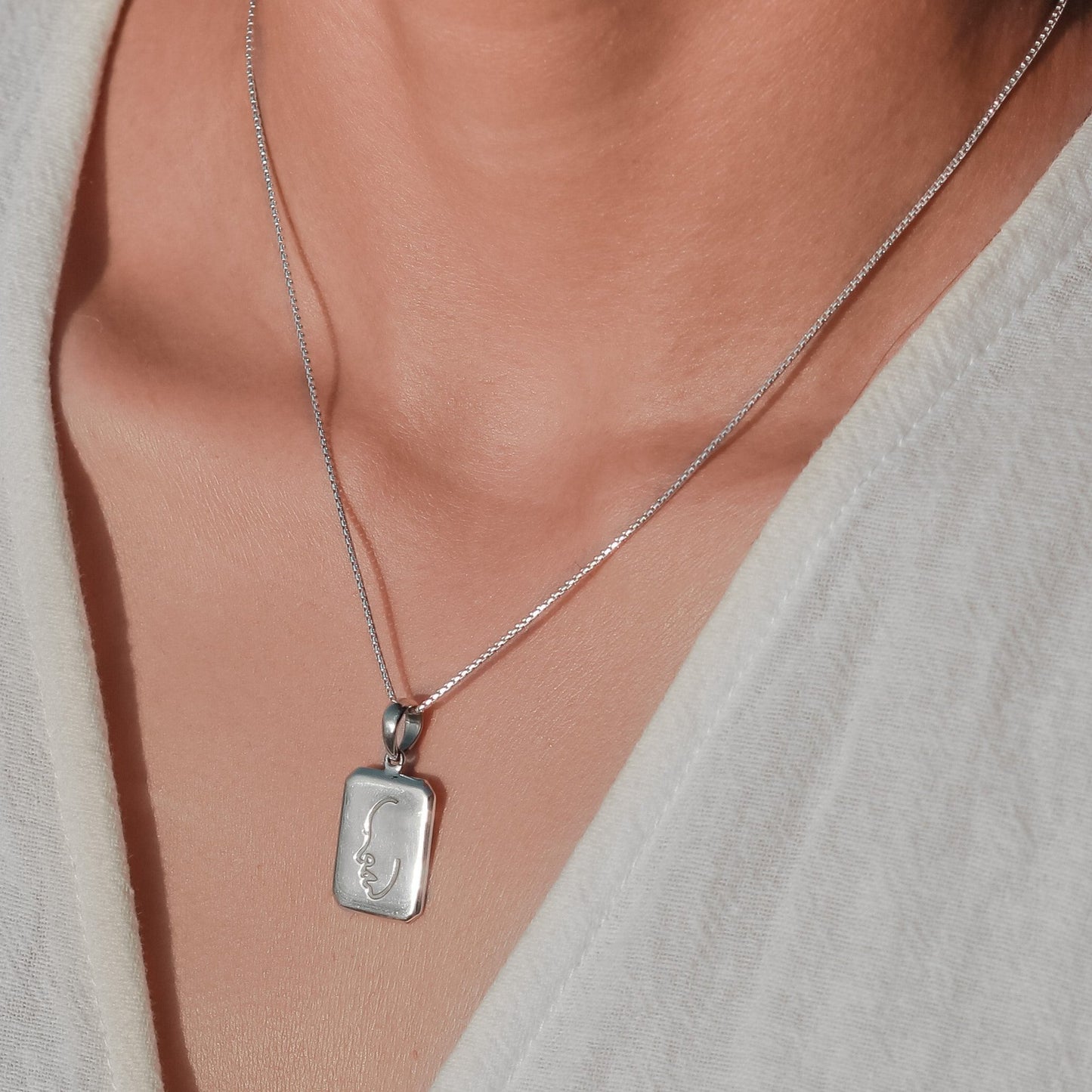 Productfoto zilveren ketting met hanger om hals