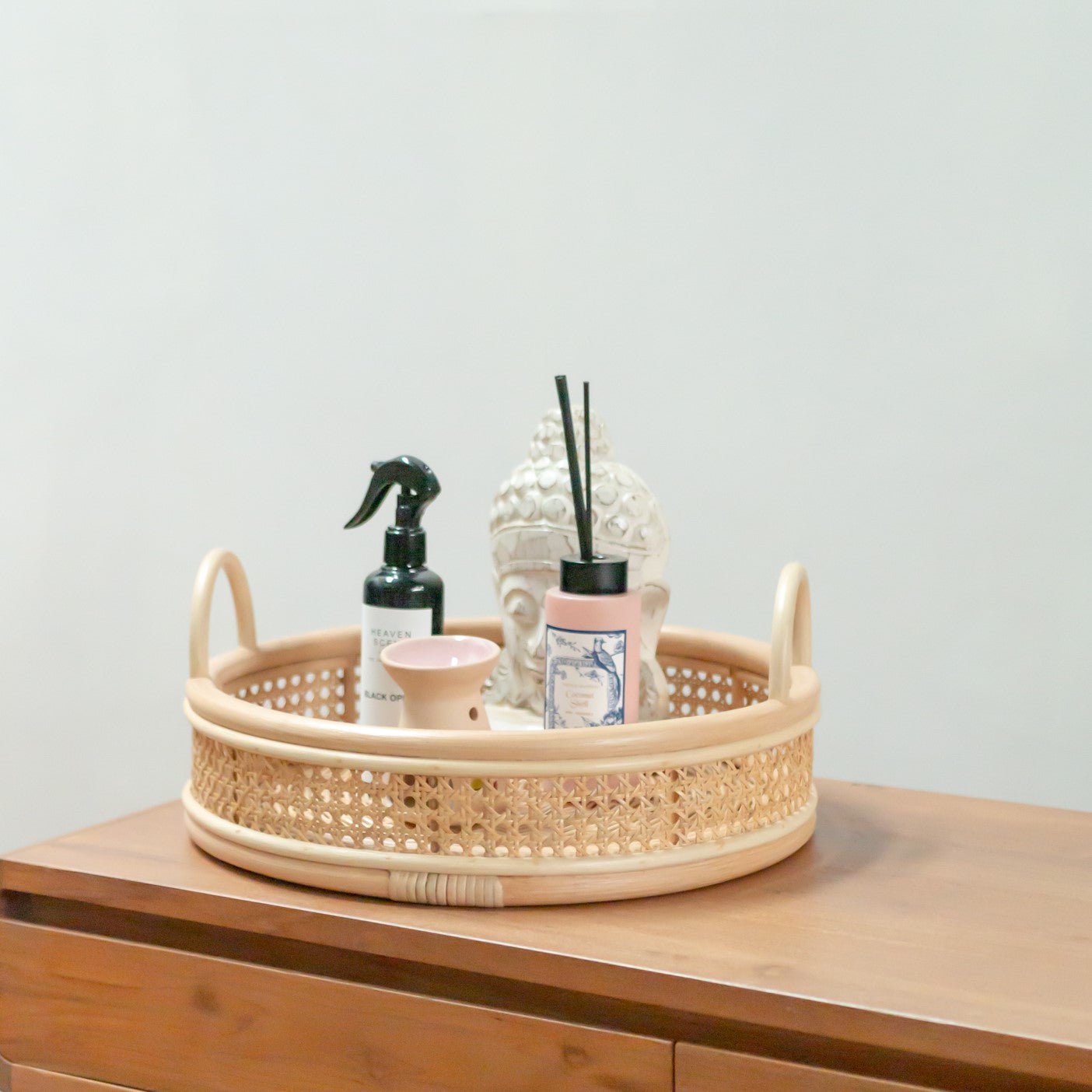 Rotan Dienblad Neira op een kastje met meerdere producten erin