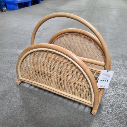 Rotan boho tijdschriftenhouder Alor in een winkel met het kaartje er nog aan